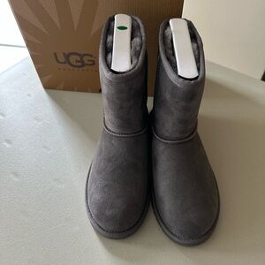 NIB UGG K Classic SHORT Boots GREY Size 5 BIG KID